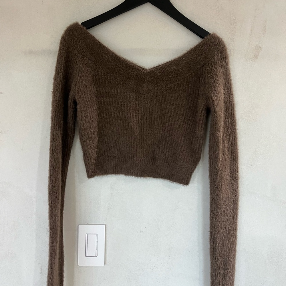 AMERICAN EAGLE • brown fuzzy cropped off shoulder sweater size M
